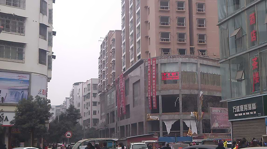 四川遂宁现最牛网吧大楼未完工网吧先营业