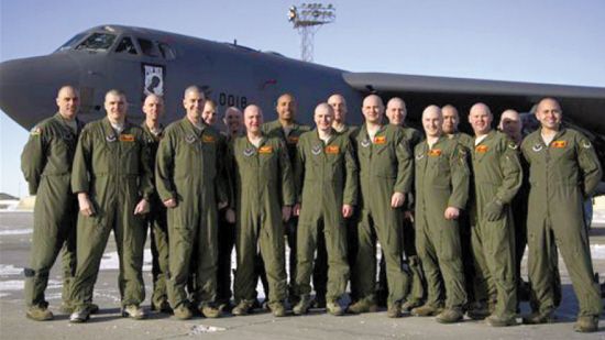 美国空军士兵剃光头为5岁癌症患儿打气