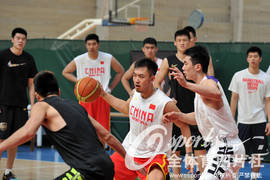 中国男篮昆明海埂集训 队员出现高原反应