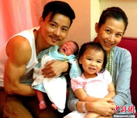 张晋金像奖获最佳男配 太太蔡少芬飙泪感人(图