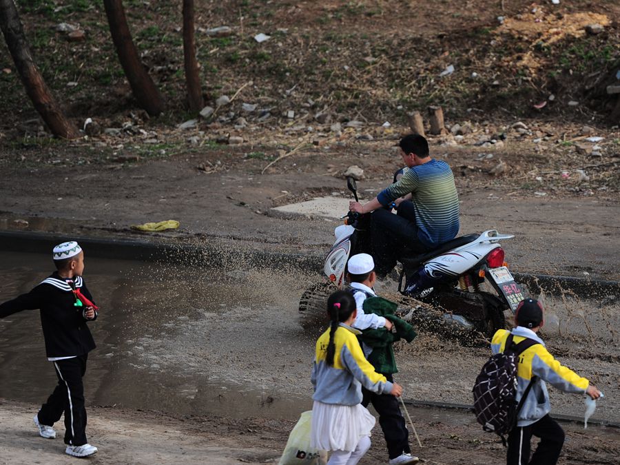 道路变水渠 学生行路难