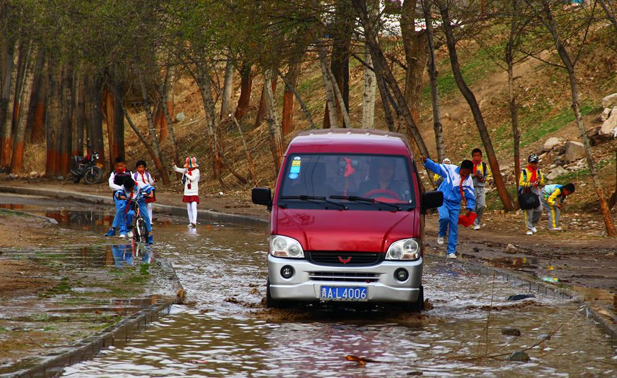 道路变水渠 学生行路难