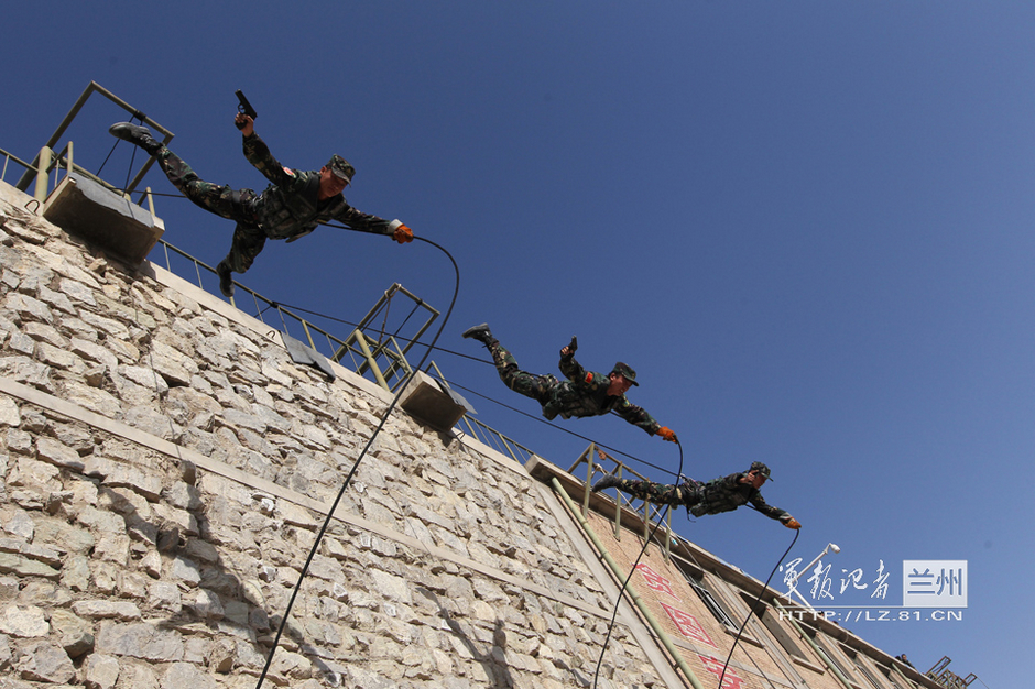 新疆军区特战部队曝光 单兵武器相当强悍