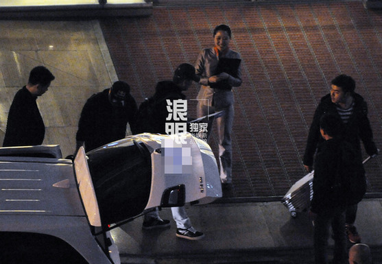 陈道明Vip通道回京 面带倦意仍和颜悦色(组图