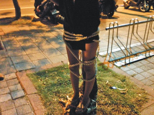 寿星被绑在树上哭叫引来警察 原来是生日恶作