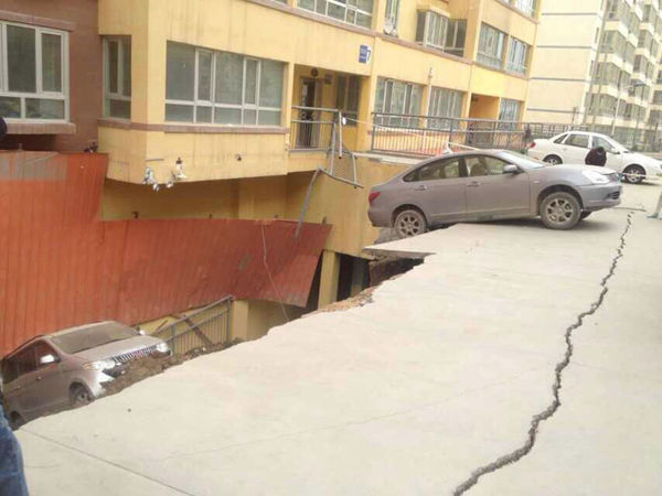 西宁市城北区一小区地面塌陷 小区业主车辆遭