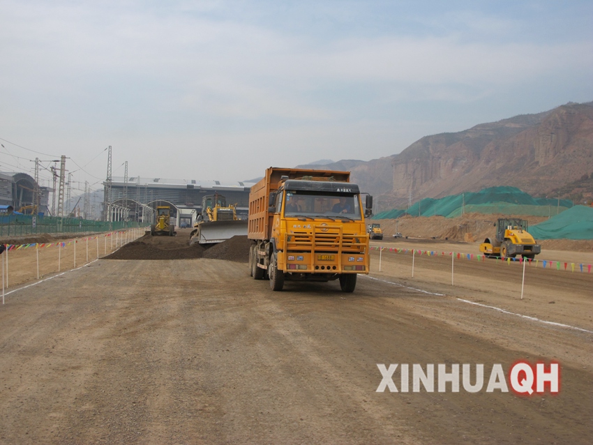 兰新二线正线路基级配碎石施工 5月29日,由中铁五局西宁站改工程指挥部担负施工的西宁火车站车场路基施工现场机声隆隆,平地机、推土机、压路机、挖掘机、自卸车等大型机械来回穿梭,一派大干繁忙施工景象。西宁火车站车场路基长度21公里,路基总挖填方341万方。截止目前,路基土石方施工已完成总方量的83%,剩余挖填方57万方,计划7月1日前完成动车走行线、高速场13-21道、兰新铁路第二双线正线内剩余的35万方路基土石方,达到静态验收标准。为8月1日动车走行线、高速场、兰新铁路第二双线按时联调联试奠