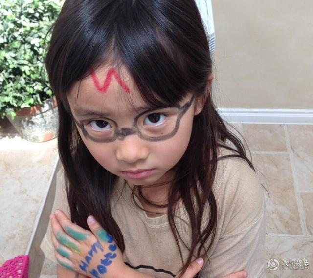 黄磊女儿多<em>妹流</em>鼻血 孙莉晒大眼萌妹照片