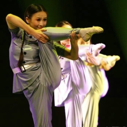 娘子军<em>舞蹈</em>用腿开枪网络爆红 网友神模仿_图片