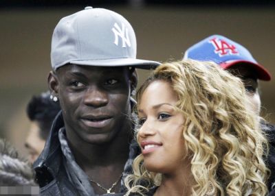 英国VS意大利:巴神进球后飞吻未婚妻