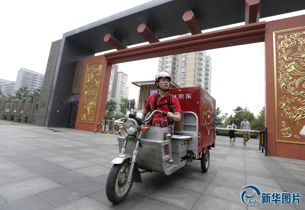 京东刘强东亲上一线送货 成史上最贵快递哥