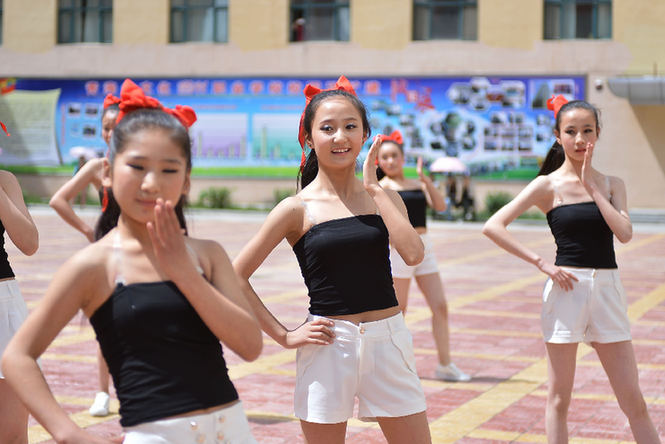 青海省艺校欢歌载舞庆“七一”