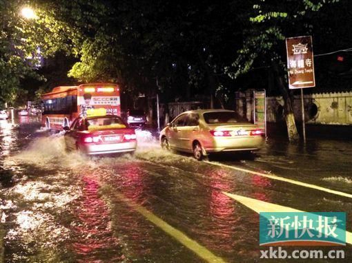 广州暴雨内涝严重交通受阻 千人上街抢险排洪