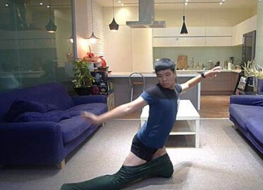 空手穿裤秒杀武僧一龙 来来哥不用双手穿上裤