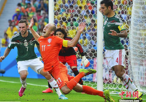 国际足联不追罚罗本飞翔的荷兰人笑了 罗本假摔卧草漫画走红