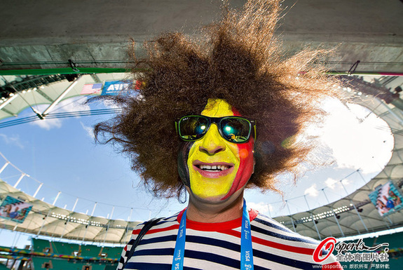 高清:比利时vs美国 球迷百变造型PK战