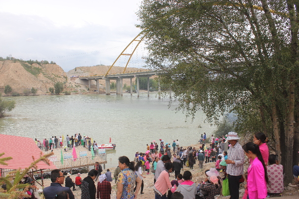 贵德县举办传统六月六沐浴节