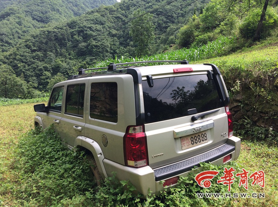 父亲患癌离世儿子摆真车祭奠 车牌 冥888888