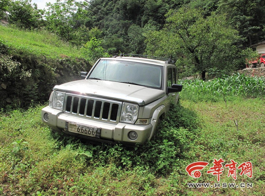 父亲患癌离世儿子摆真车祭奠 车牌 冥888888