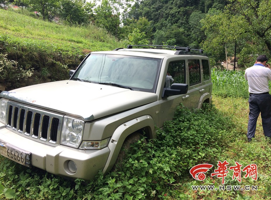 父亲患癌离世儿子摆真车祭奠 车牌 冥888888