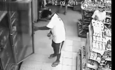 男子在超市被鬼上身视频引发网友关注