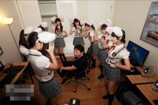 中国首富王健林独子王思聪晒与兔女郎合影