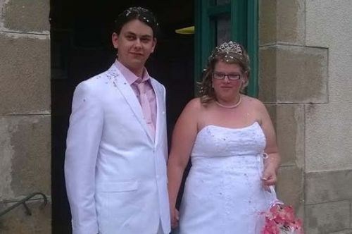 三人成闺蜜 英国女子支持父亲与丈夫一起变性