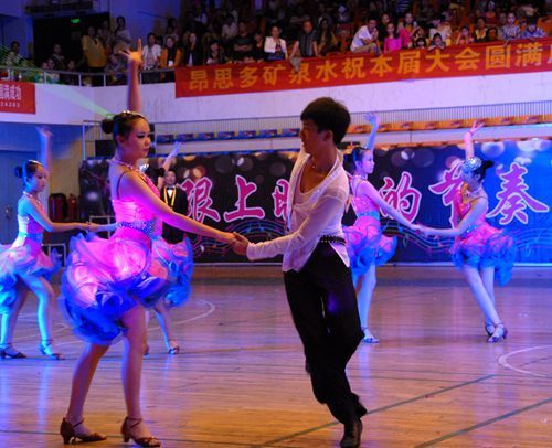 省运会体育舞蹈比赛开赛 千人共舞同竞技