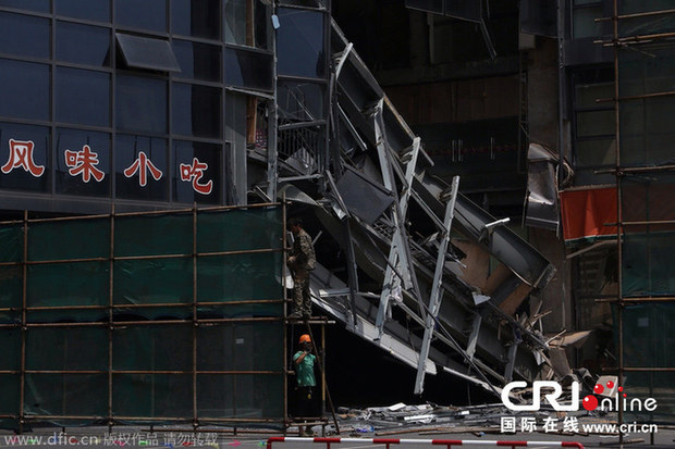 浙江海宁皮革城天桥坍塌 建成两年就坍塌网友
