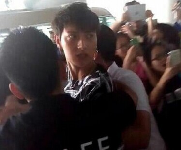 exo打人真相曝光 tao被挟上车