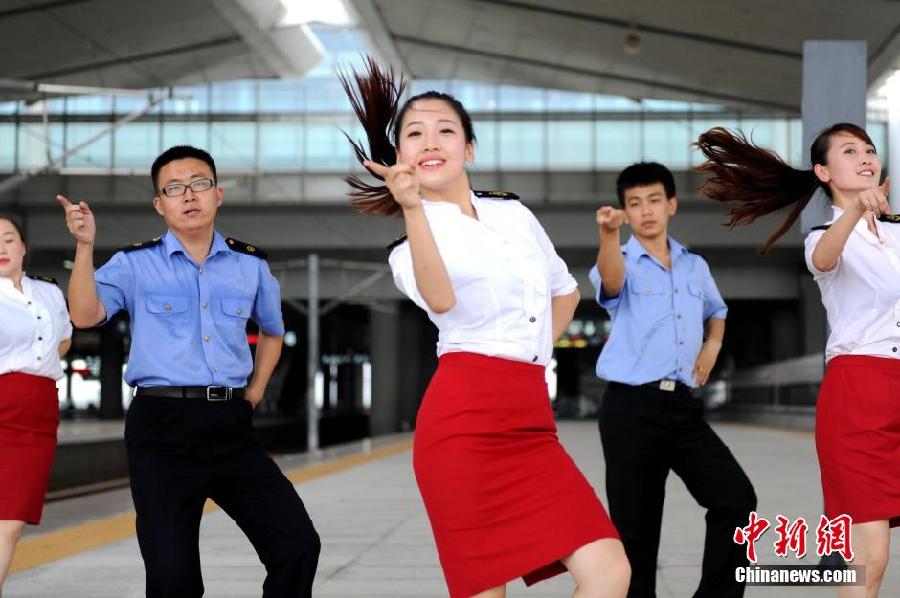 迎接学生客流返程高峰 西安北站上演小苹果