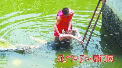 一群初中生救跳湖妙龄女子 挂钩梯突然侧翻