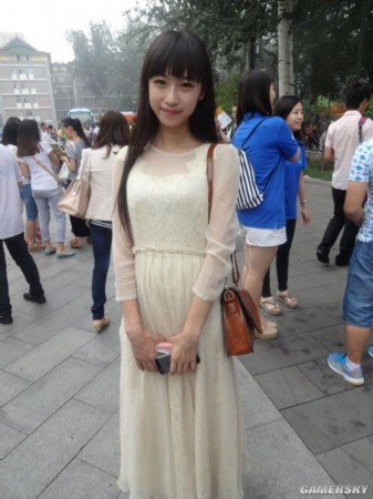 <em>学妹</em>来了<em>高校</em>新入学女生举牌求<em>搭讪</em>