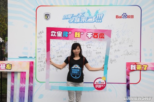 <em>学妹</em>来了<em>高校</em>新入学女生举牌求<em>搭讪</em>