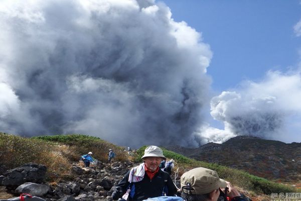 日本火山喷发后230人安全下山 45人至今仍下
