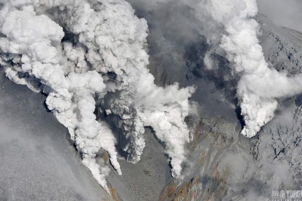 日本火山喷发后230人安全下山 45人至今仍下
