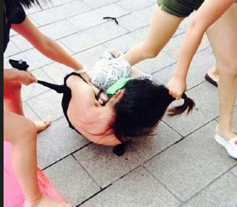 14岁初二 女生 遭围殴扒上衣 校园 暴力 重创 女孩 