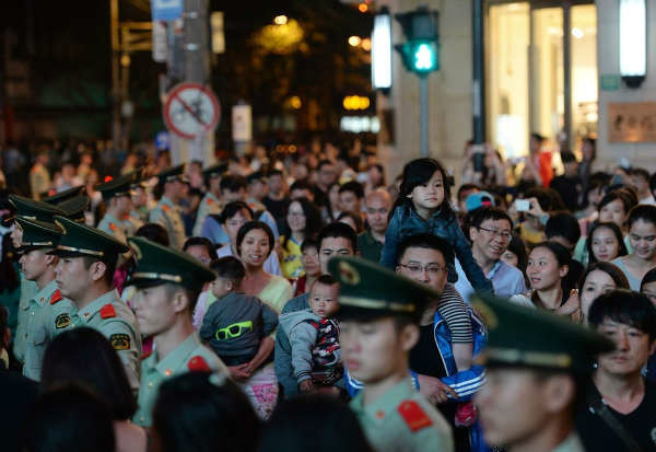 上海武警亮出人肉红灯 为中国式过马路开辟新