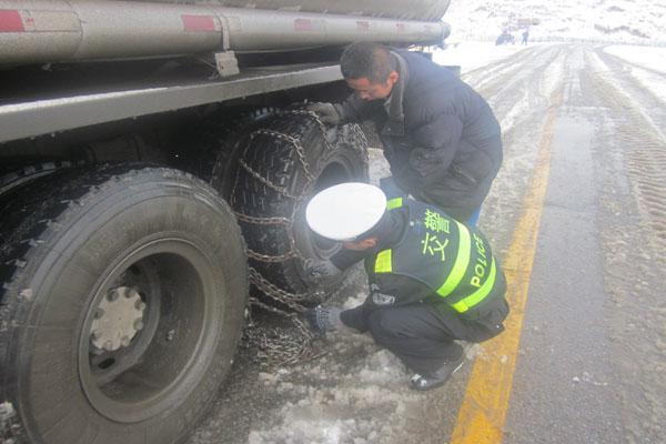 祁连大队:确保恶劣天气道路安全畅通