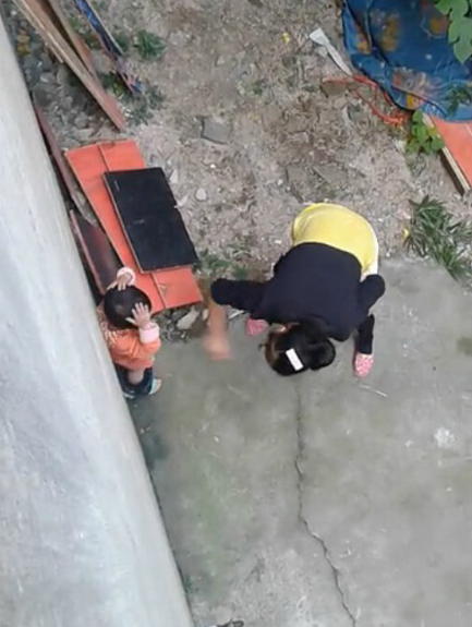 女子虐打女童近5分钟视频网上疯传 网友:拍摄