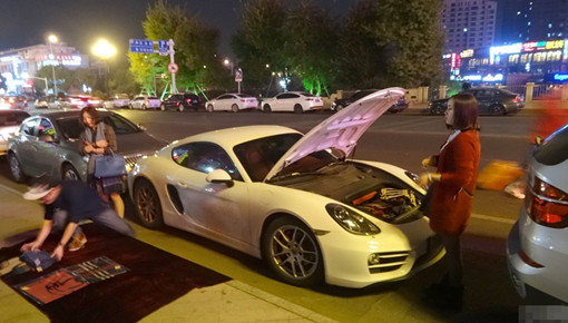 富二代开保时捷摆地摊? 实为温州创一代已经