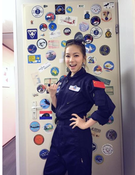 <em>小金鱼</em>邓紫棋穿航天训练服 到达阿姆斯特丹