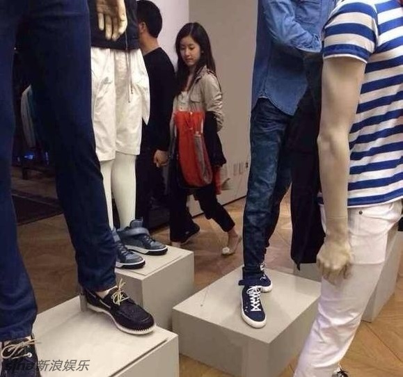 <em>刘强东带奶茶妹看牙</em>街头拥抱超甜蜜 盘点两人