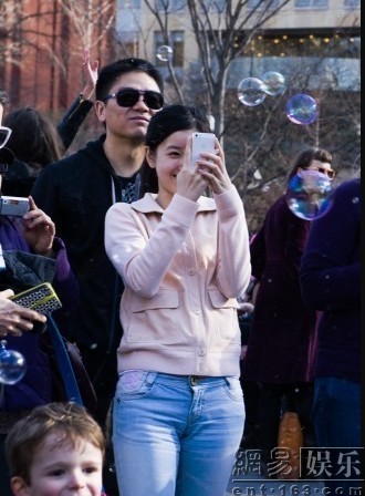 刘强东带奶茶妹看牙街头拥抱超甜蜜 盘点两人