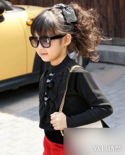 7岁女孩抿嘴笑红遍网络 纯真童趣鬼马精灵大盘