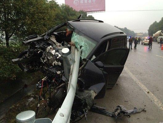 四川一越野车撞老人逃逸 撞飞人后不停车