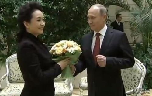 硬汉普京为中国第一夫人彭丽媛披外套,网友称赞普京好