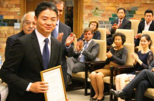 奶茶妹妹庆生收到大礼 晒刘强东玫瑰花