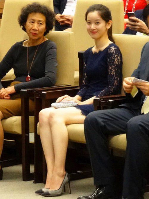 奶茶妹妹庆生收到大礼 晒刘强东玫瑰花