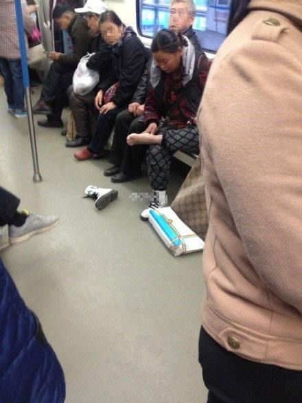 武汉轻轨现奇葩<em>女</em>甩鞋抠脚<em>骂人</em>抢座 网友:细思